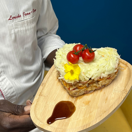Mille-Feuille de bananes vertes et chiquetaille de morue à la sauce créoline Mille-Feuille de bananes vertes et chiquetaille de morue à la sauce créoline