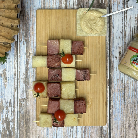 Brochette de jambon de Noël et igname à la sauce des Boucaniers au gingembre Brochette de jambon de Noël et igname à la sauce des Boucaniers au gingembre