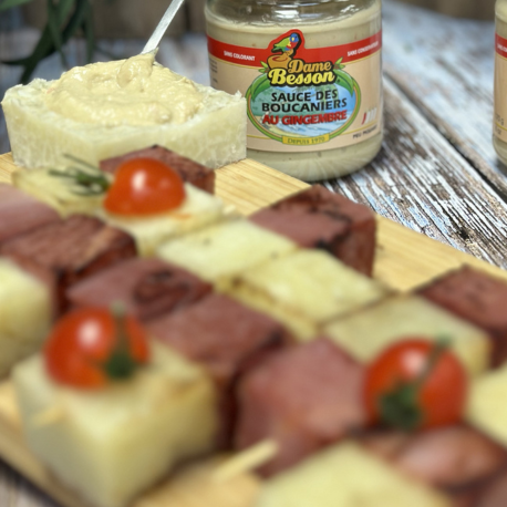 Brochette de jambon de Noël et igname à la sauce des Boucaniers au gingembre Brochette de jambon de Noël et igname à la sauce des Boucaniers au gingembre